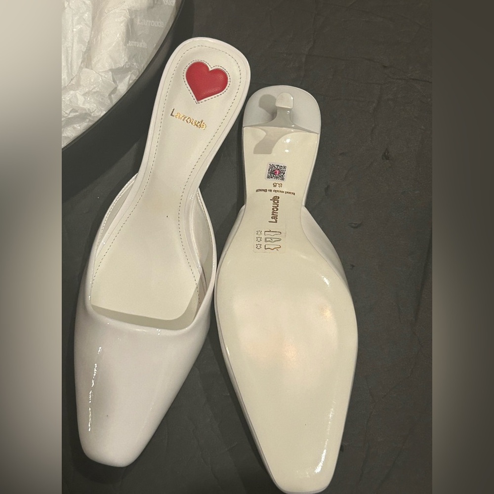 Larroude white patent Leather slip on Mule Size 8.5 New with heart shaped box - Picture 9 of 11